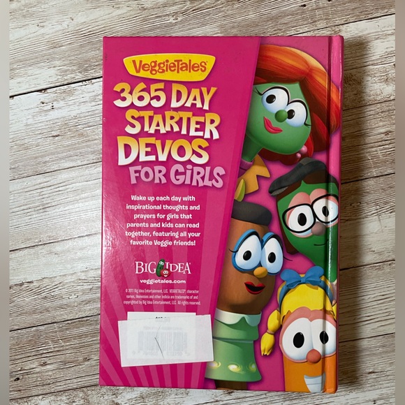 🎉 FREE WITH ANY PURCHASE! Veggie Tales 365 Bedtime Devos For Girls Book - Picture 9 of 10